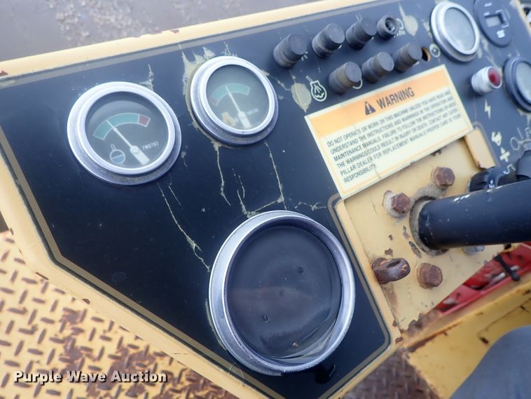 image for item DG2333 1994 Caterpillar CS-563  vibratory single drum roller