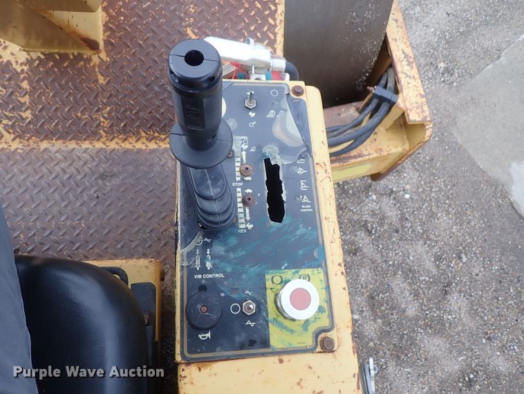 image for item DG2333 1994 Caterpillar CS-563  vibratory single drum roller