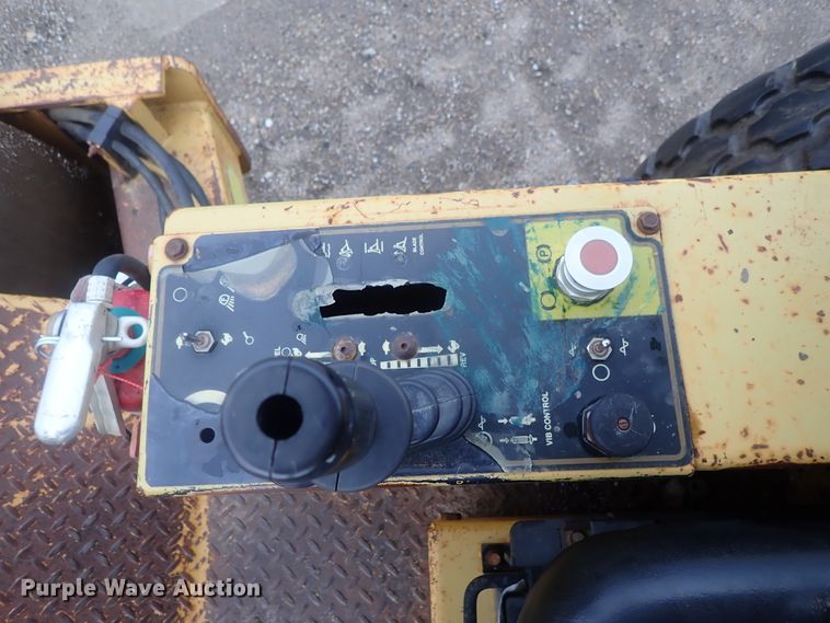 image for item DG2333 1994 Caterpillar CS-563  vibratory single drum roller