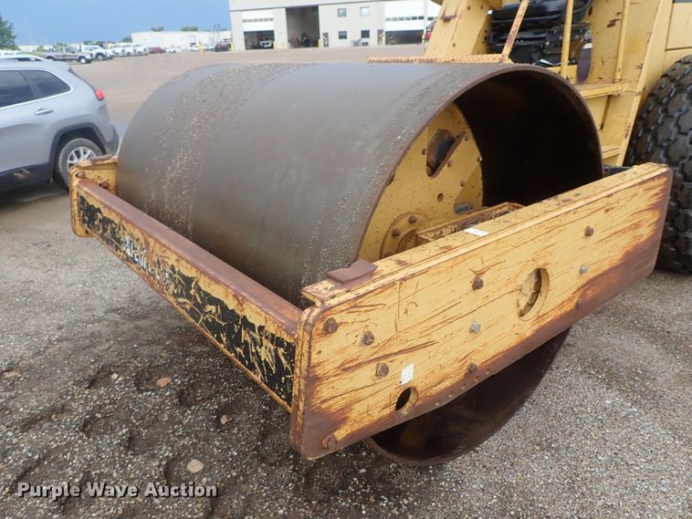 image for item DG2333 1994 Caterpillar CS-563  vibratory single drum roller