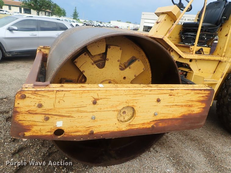 image for item DG2333 1994 Caterpillar CS-563  vibratory single drum roller