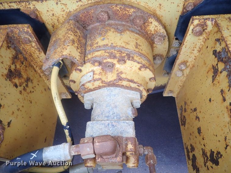 image for item DG2333 1994 Caterpillar CS-563  vibratory single drum roller