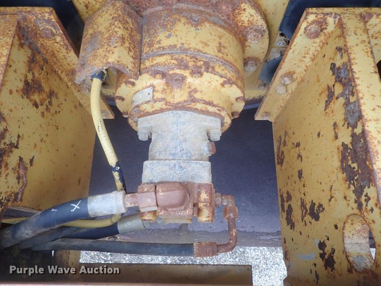 image for item DG2333 1994 Caterpillar CS-563  vibratory single drum roller