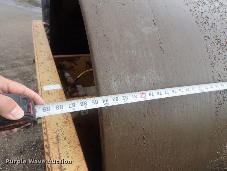 image for item DG2333 1994 Caterpillar CS-563  vibratory single drum roller