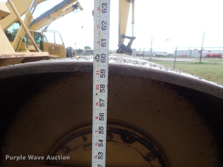 image for item DG2333 1994 Caterpillar CS-563  vibratory single drum roller