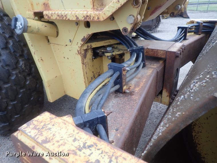 image for item DG2333 1994 Caterpillar CS-563  vibratory single drum roller