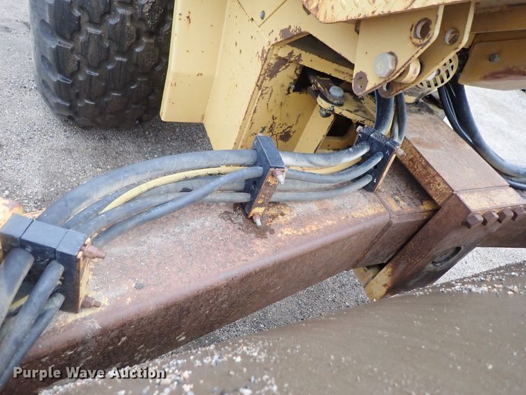 image for item DG2333 1994 Caterpillar CS-563  vibratory single drum roller