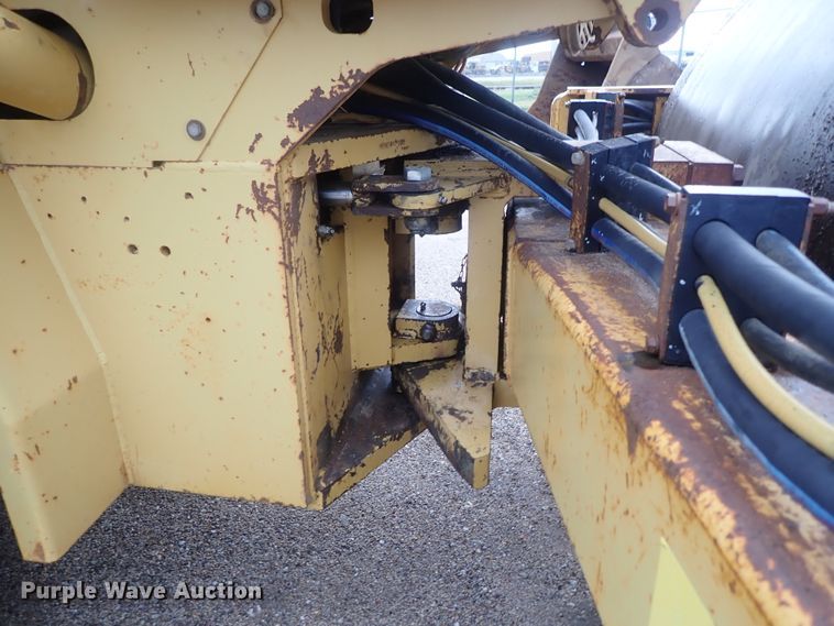 image for item DG2333 1994 Caterpillar CS-563  vibratory single drum roller