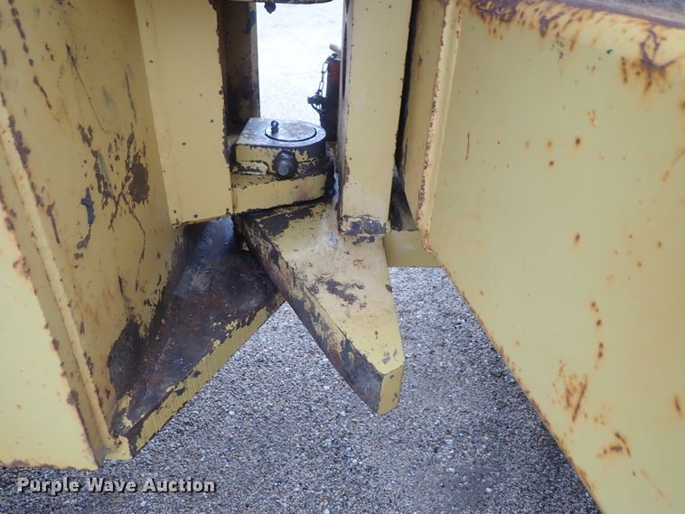 image for item DG2333 1994 Caterpillar CS-563  vibratory single drum roller