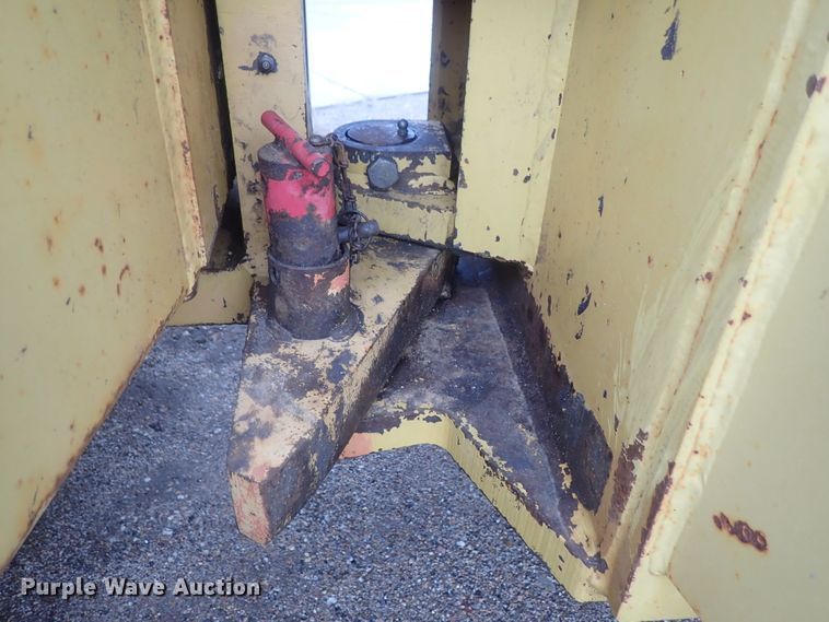 image for item DG2333 1994 Caterpillar CS-563  vibratory single drum roller