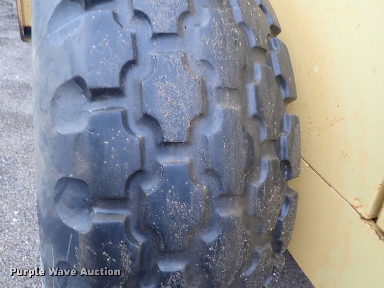 image for item DG2333 1994 Caterpillar CS-563  vibratory single drum roller