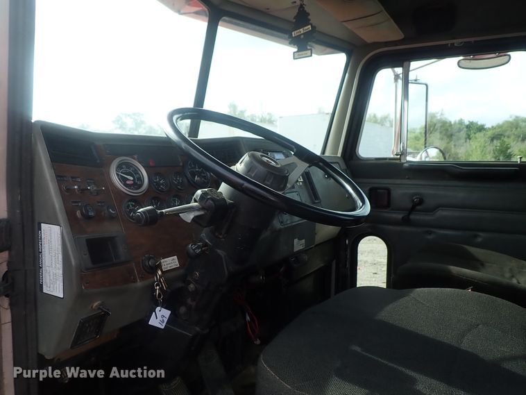 image for item DG2346 1996 Peterbilt 330  service truck with crane