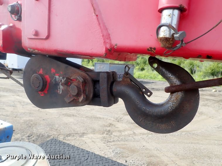 image for item DG2346 1996 Peterbilt 330  service truck with crane