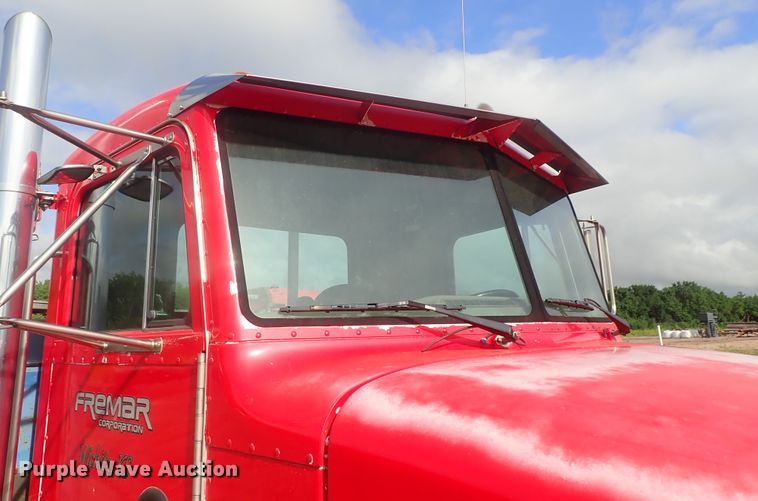 image for item DG2346 1996 Peterbilt 330  service truck with crane