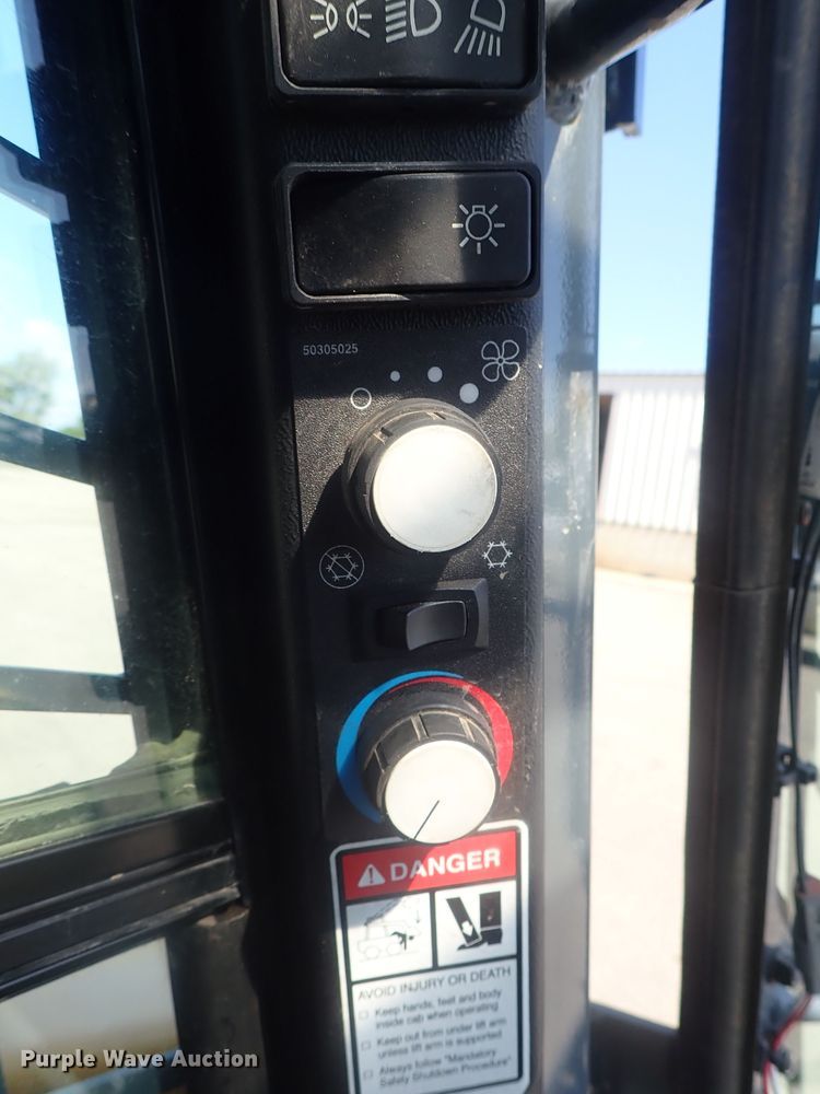 image for item DG2377 2017 Mustang 2200R  skid steer loader