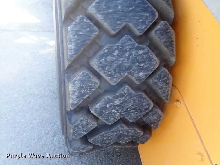 image for item DG2377 2017 Mustang 2200R  skid steer loader