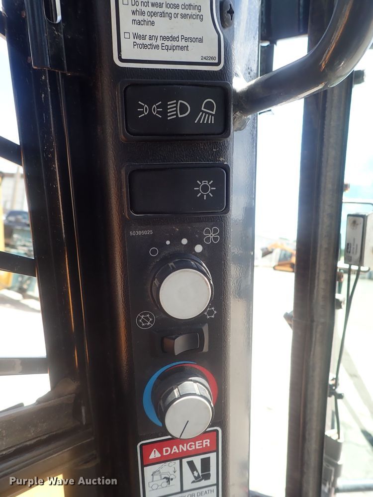 image for item DG2383 2017 Mustang 2200R  skid steer loader