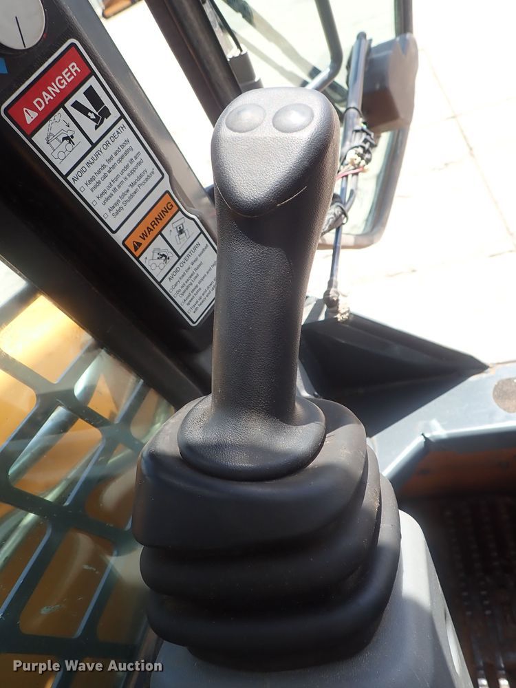 image for item DG2383 2017 Mustang 2200R  skid steer loader