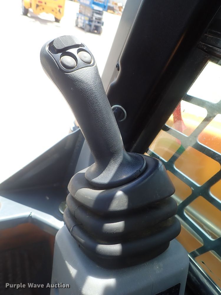 image for item DG2383 2017 Mustang 2200R  skid steer loader