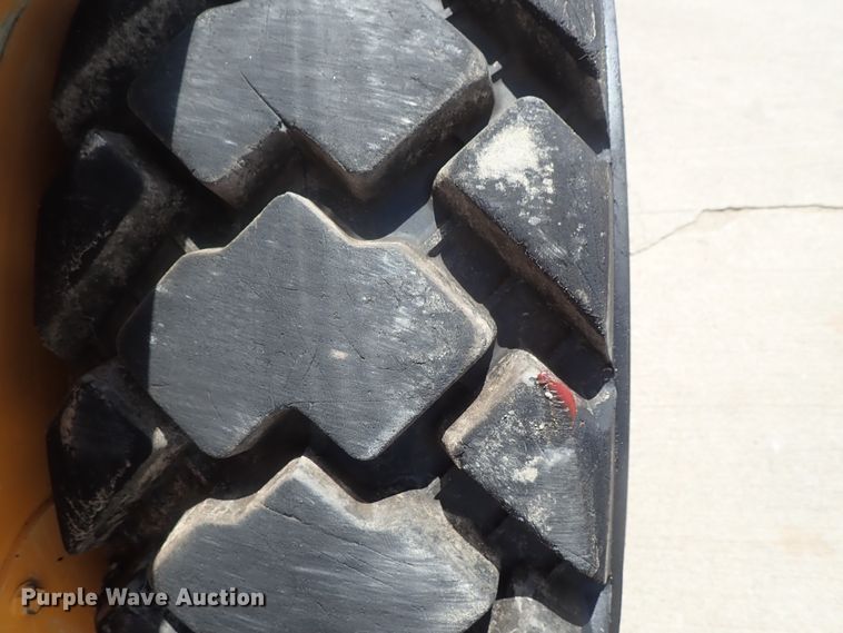 image for item DG2383 2017 Mustang 2200R  skid steer loader