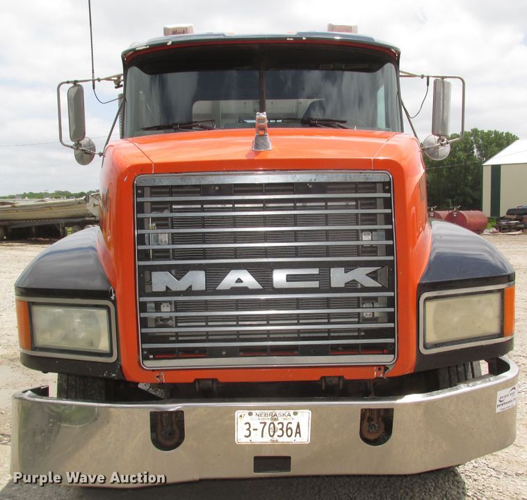 image for item DG2649 2000 Mack CH613  semi truck