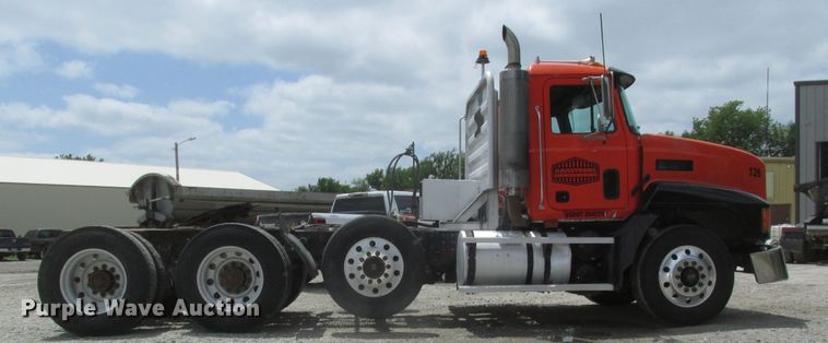 image for item DG2649 2000 Mack CH613  semi truck