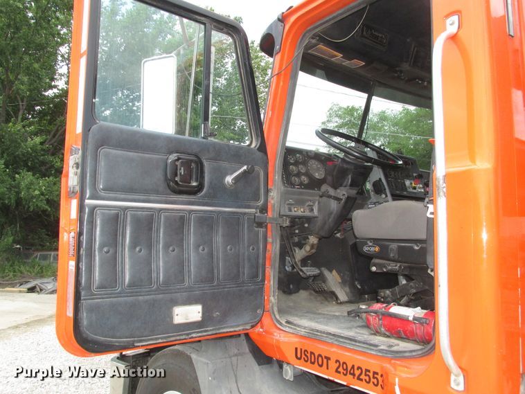 image for item DG2649 2000 Mack CH613  semi truck