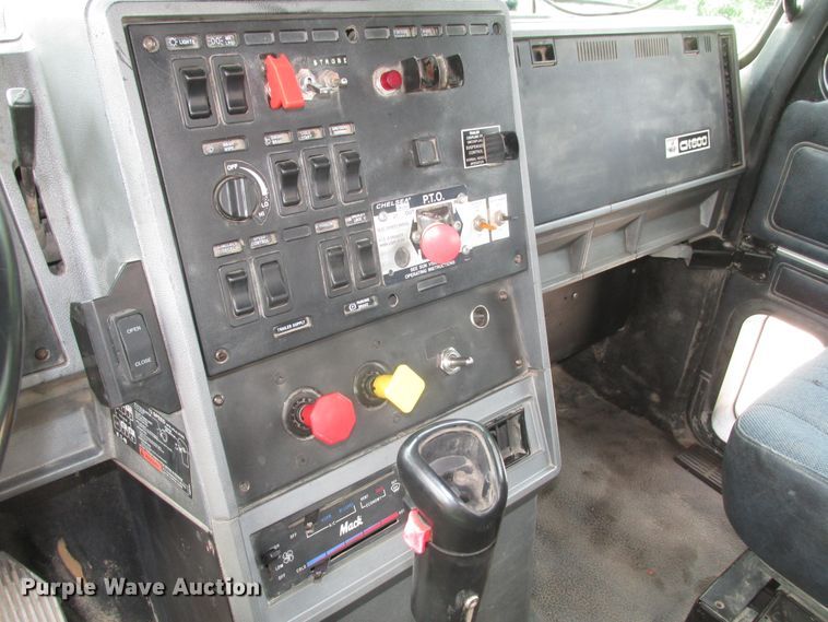 image for item DG2649 2000 Mack CH613  semi truck