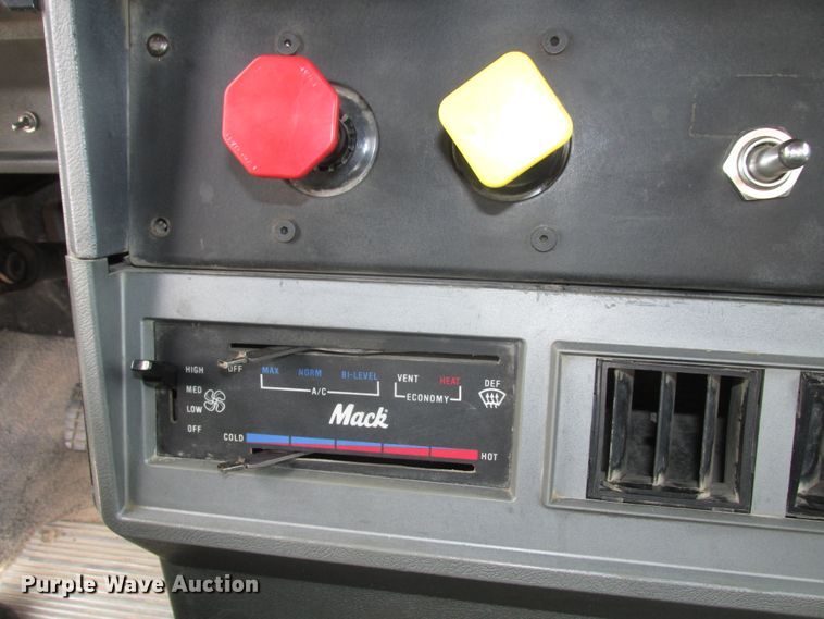 image for item DG2649 2000 Mack CH613  semi truck