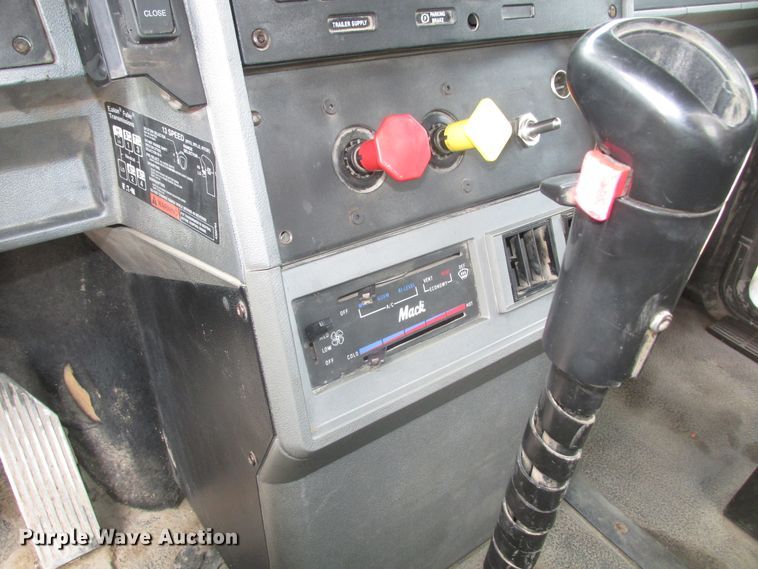 image for item DG2649 2000 Mack CH613  semi truck