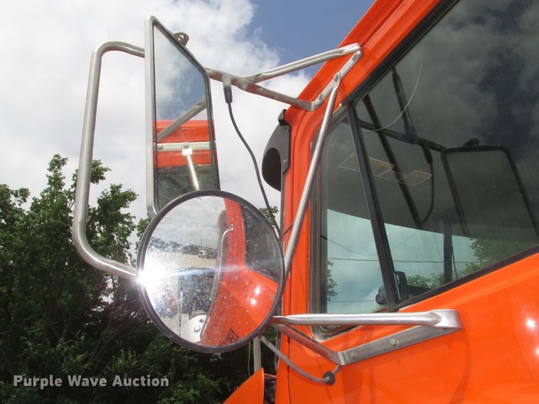 image for item DG2649 2000 Mack CH613  semi truck