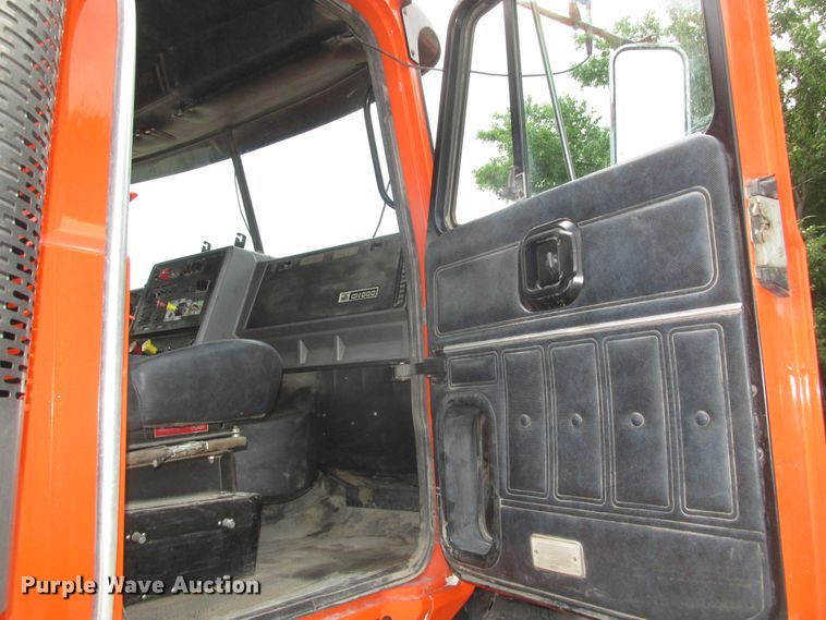 image for item DG2649 2000 Mack CH613  semi truck