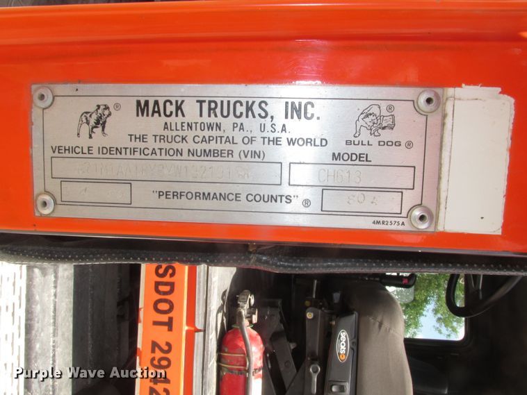 image for item DG2649 2000 Mack CH613  semi truck