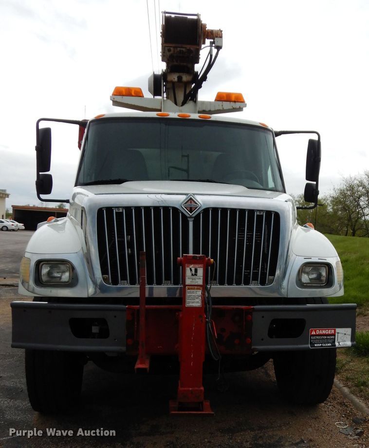 image for item DG6421 2004 International 7400 crane truck