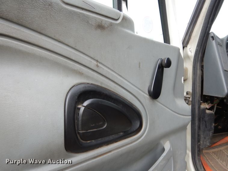 image for item DG6421 2004 International 7400 crane truck