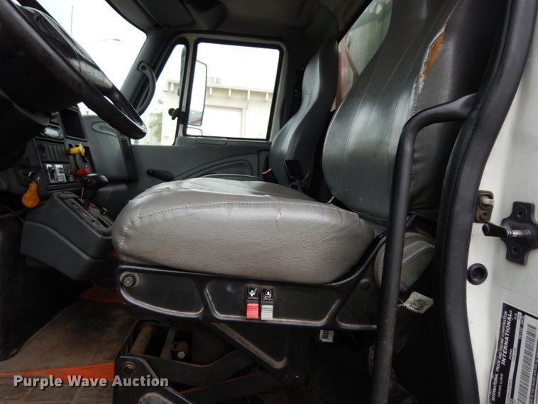 image for item DG6421 2004 International 7400 crane truck