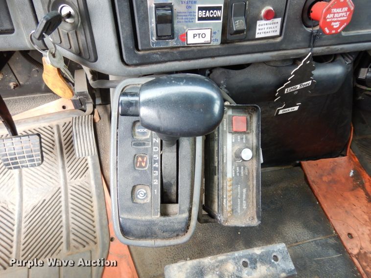 image for item DG6421 2004 International 7400 crane truck