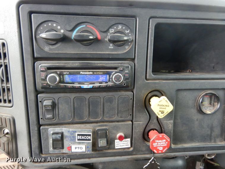 image for item DG6421 2004 International 7400 crane truck