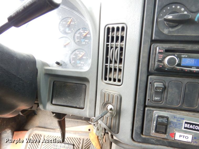 image for item DG6421 2004 International 7400 crane truck