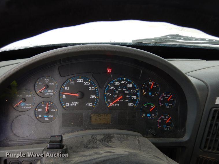 image for item DG6421 2004 International 7400 crane truck