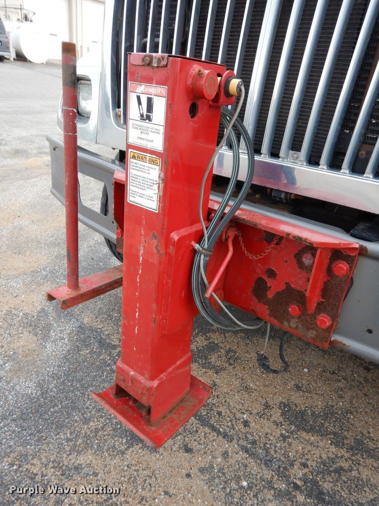 image for item DG6421 2004 International 7400 crane truck