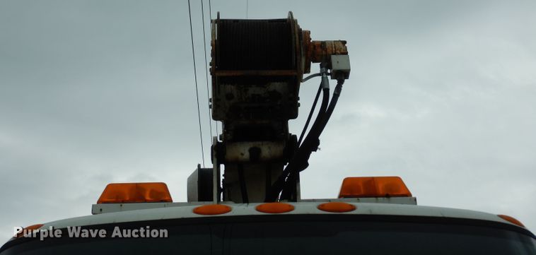 image for item DG6421 2004 International 7400 crane truck