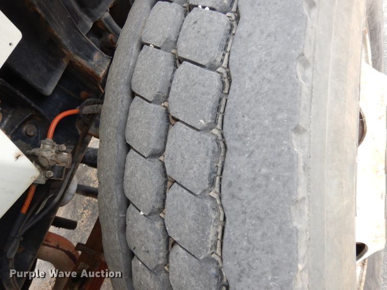 image for item DG6421 2004 International 7400 crane truck