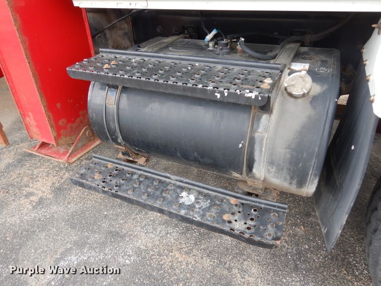 image for item DG6421 2004 International 7400 crane truck