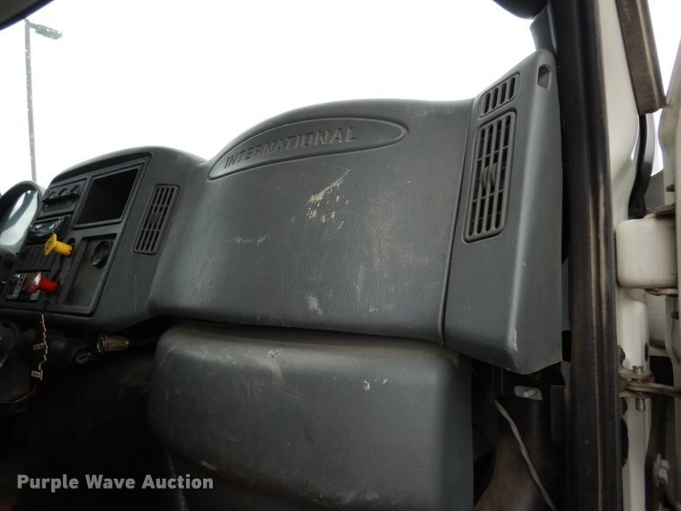 image for item DG6421 2004 International 7400 crane truck