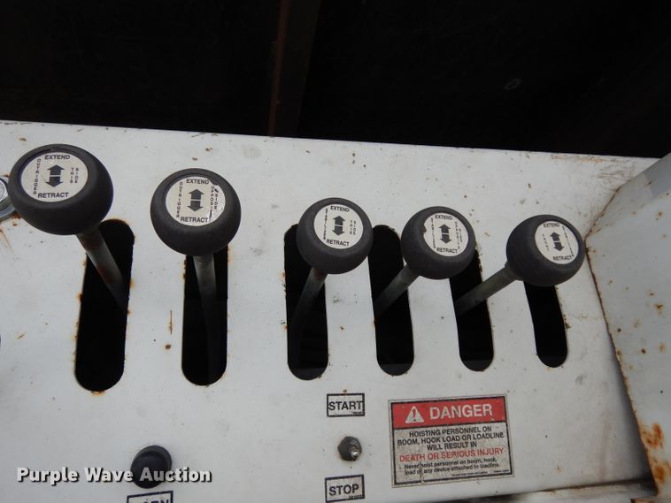 image for item DG6421 2004 International 7400 crane truck