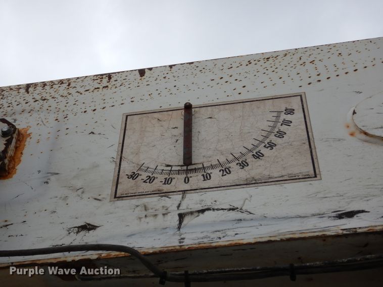 image for item DG6421 2004 International 7400 crane truck