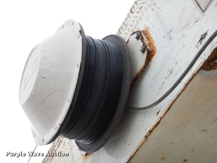 image for item DG6421 2004 International 7400 crane truck