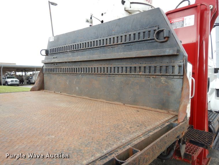 image for item DG6421 2004 International 7400 crane truck