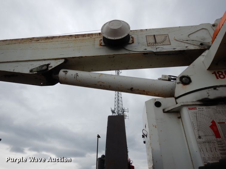 image for item DG6421 2004 International 7400 crane truck